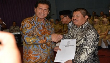 Bupati Bengkalis Terima SK Enam CPNS Lulusan STTD